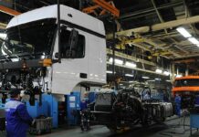 На російських автозаводах почалися перші “репресії” проти нещеплених працівників