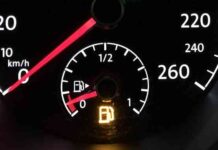 Водіям розповіли, скільки автомобіль може проїхати «на лампочці»