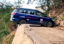 Відео: водій розвернувся на вузькій стежці на краю прірви