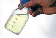 Дід лив в бак синій бензин. А весту їм можна заправити? експерт все пояснив