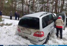 Жінка на vw touareg зачепила узбіччя і опинилася в заметі: лобова аварія в дятловському районі