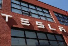 Система автопілотування tesla ігнорує знаки зупинки