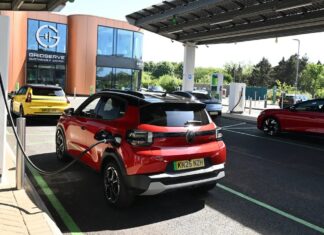 EV зарядний пристрій більше 10 хвилин ходьби? Британці не використовуватимуть його