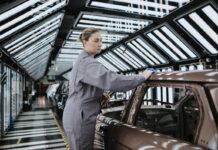 Виробництво автомобілів у Великобританії впало на 24% після масштабної кібератаки на JLR