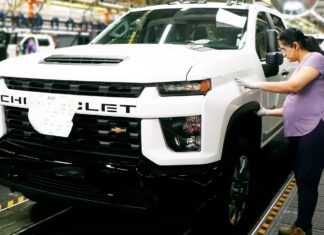 GM taglia 1.200 posti di lavoro canadesi mentre la produzione si sposta negli Stati Uniti