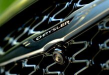 Chrysler скоротився до однієї моделі, але дилери чомусь потонули в запасах