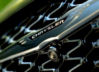 Chrysler ogranicza się do jednego modelu, ale dealerzy w jakiś sposób toną w zapasach
