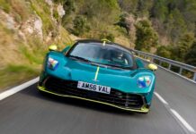 Перегляньте фотографії екстер’єру Aston Martin Valhalla 2026 року