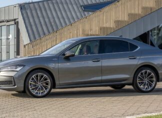 Skoda Superb iV mejora su rendimiento con la nueva opción híbrida de 268 CV