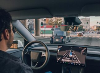 La “guida completamente autonoma” di Tesla è impressionante, finché non lo è più