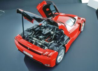 O mito do motor central não é apenas para Ferraris